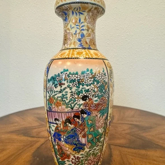 Japanese Satsuma Geisha Girl Porcelain Vase 9 1/2 Inches - Picture 2 of 10